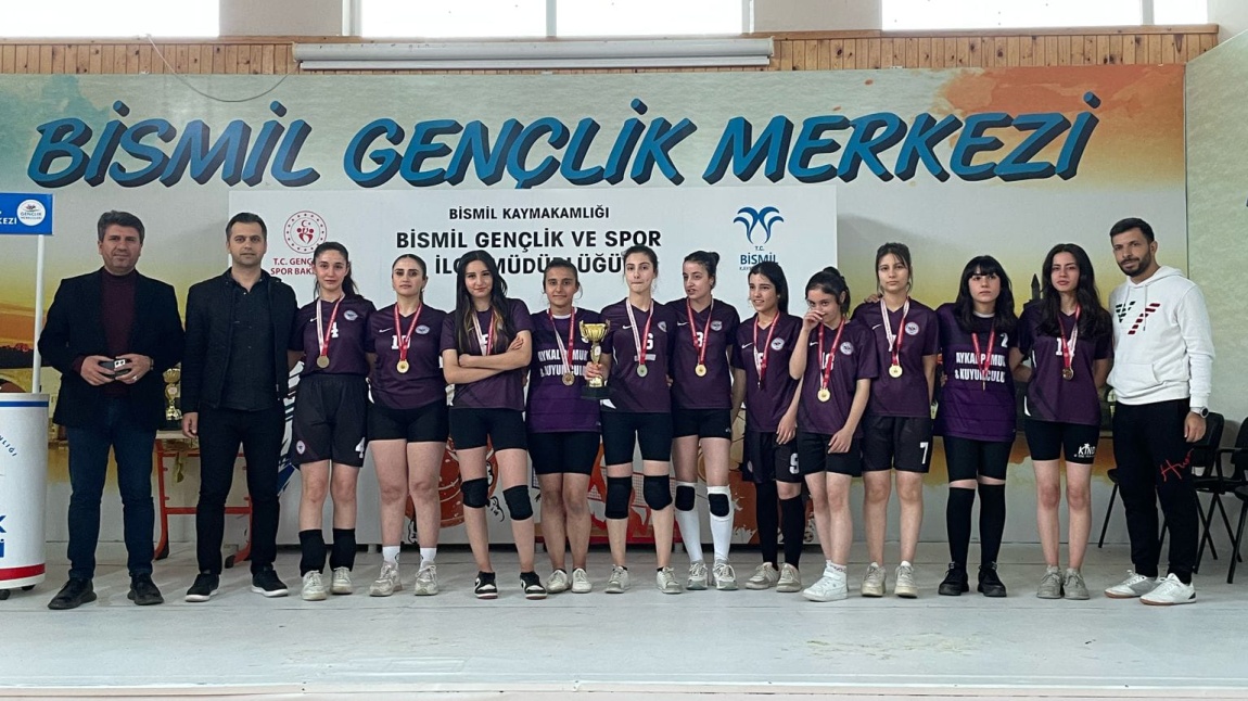 Bismil Anadolu Lisesi Genç Kızlar Voleybol Takımı Final Maçınıda Kazanarak İlçe Şampiyonu Oldu  